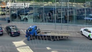 Владелец машины пытался скрыть номера от эвакуатора, но автомобиль всё равно забрали