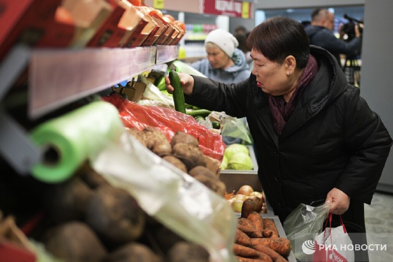 Половина россиян испытывает дискомфорт в супермаркетах из-за нехватки денег на карте
