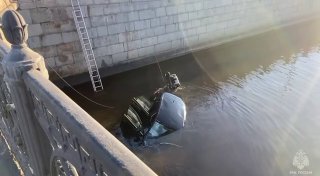 В Петербурге легковой автомобиль упал в Обводный канал