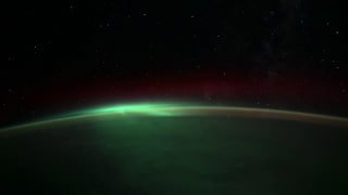 Командир МКС запечатлел редкие космические явления