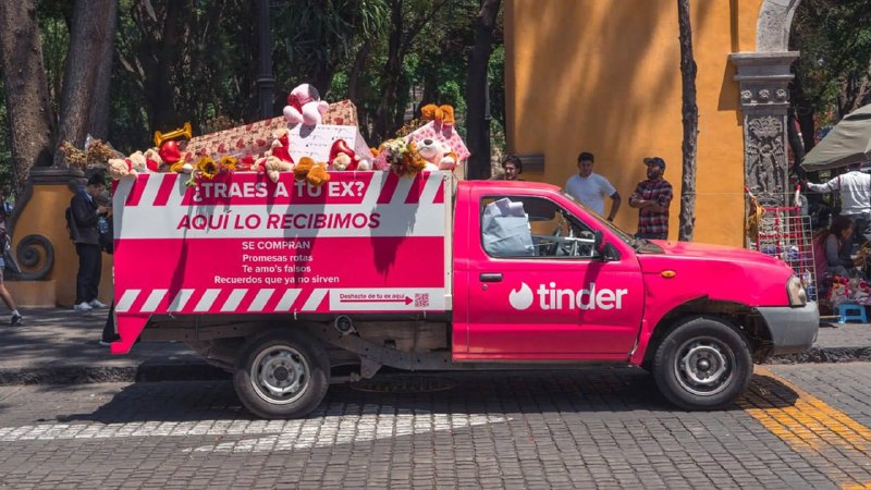 В Мехико запустили мусоровоз для подарков от бывших