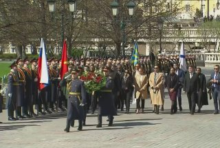Глава Сейшельских Островов возложил венок к Могиле Неизвестного Солдата в Москве