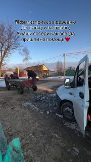 Житель помог вытащить застрявшую в грязи «Газель» на телеге с лошадьми