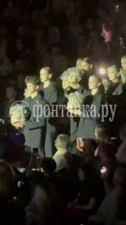 Головы Филиппа Киркорова летают между зрителями на концерте поп-короля в БКЗ «Октябрьский»