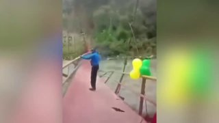 В Колумбии на церемонии открытия рухнул подвесной мост, есть пострадавшие