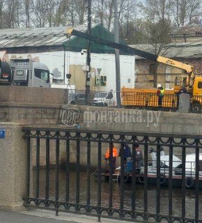 Ограждения набережной Обводного канала в Петербурге поднимают со дна после аварии с Citroen