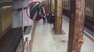 Пассажир метро в Москве упал на рельсы из-за телефона