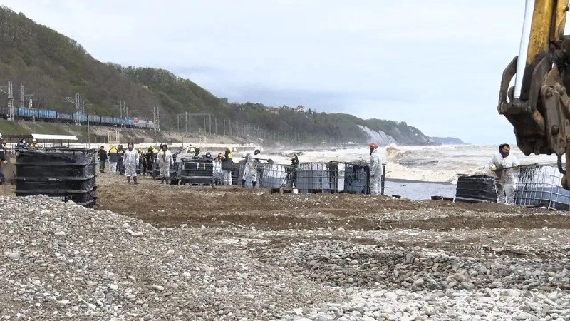 На пляже Туапсе проводят уборку нефтепродуктов