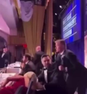 Стрельба на мероприятии с Трампом в Вашингтоне: президент США эвакуирован, офицер Секретной службы ранен