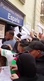 Мигранты в Испании осаждают НПО для получения документов на соцпомощь