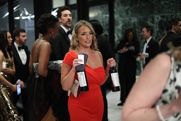 Гости сорванного из-за стрельбы приема с Трампом забирали вино со столов