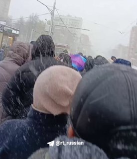 Сбой в работе московского метро из-за снегопада вызвал очереди на автобусы