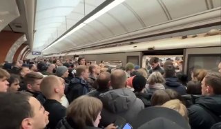 В московском метро огромные очереди из-за смены сезонной обуви