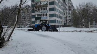 Коммунальные службы экстренно «переобули» машины для очистки дорог от снега