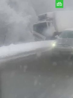 Два человека погибли при лобовом столкновении грузовика и легкового автомобиля в Подмосковье