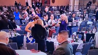 Женщина забрала бутылки вина после стрельбы на встрече Трампа с журналистами