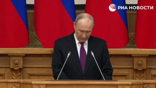 Путин на встрече с законодателями в Петербурге обсудил защиту Родины и поддержку регионов