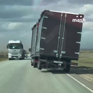 На трассе М5 под Самарой из-за урагана опрокинулся грузовик