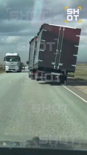 Грузовик снесло ветром на трассе под Самарой на фоне оранжевого уровня опасности в регионе