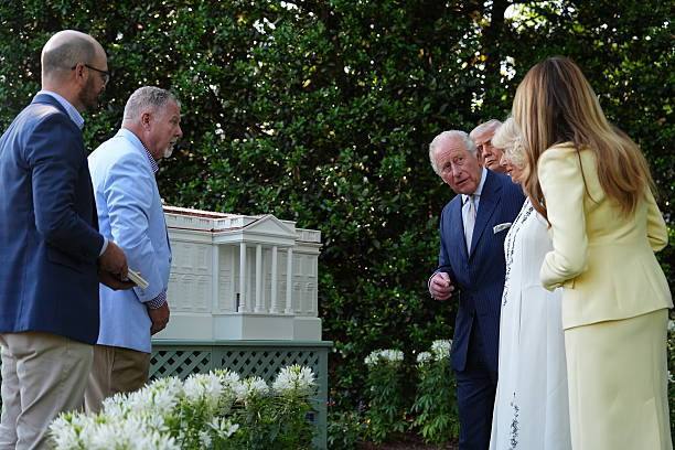 Дональд Трамп подарил королю Великобритании Карлу III улей в виде Белого дома