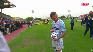 Презентация нового футбольного игрока превратилась в посмешище из-за неудачных ударов по мячу