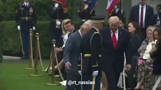 Карл III был вынужден догонять Трампа во время смотра войск