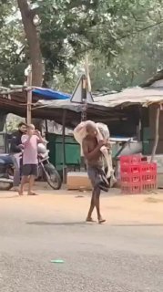 Мужчина в Индии принес скелет сестры в банк из-за отказа в выдаче денег