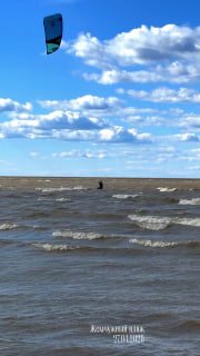 Кайтеры на Жемчужном пляже в Петербурге занимаются спортом при шквалистом ветре