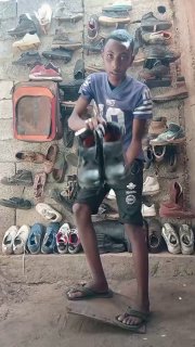 Пацан из ТикТока создает образы из подручных материалов