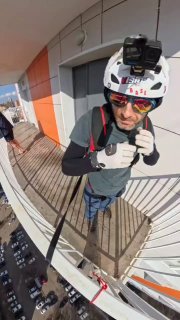 Красноярский экстремал спрыгнул с парашютом с многоэтажки