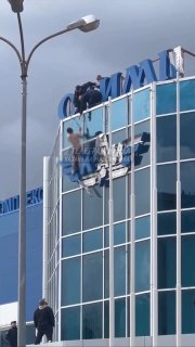 В Казани мужчина упал с вывески спорткомплекса после того, как перепутал протеин с солью