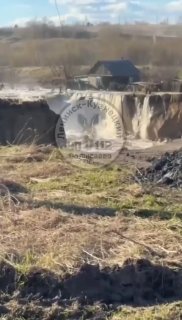 В Кемеровской области прорвало дамбу, из-за чего дома оказались на краю водопада