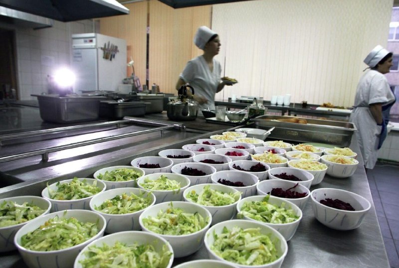 На Урале приостановили работу школьной столовой из-за массового отравления детей