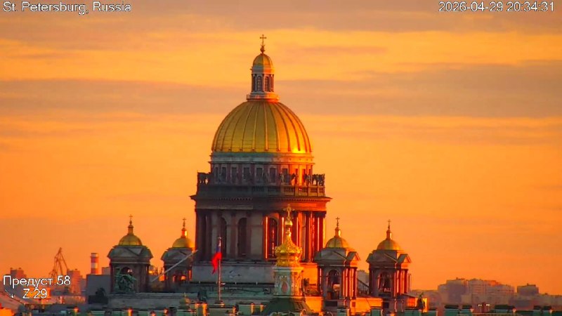 Золотой закат в пасмурный день