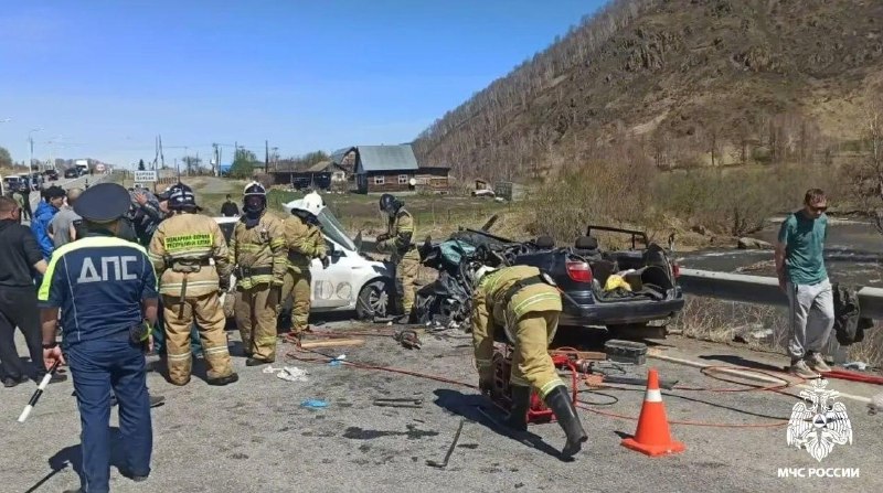 В Горном Алтае в ДТП с участием двух автомобилей погиб один человек, девять пострадали