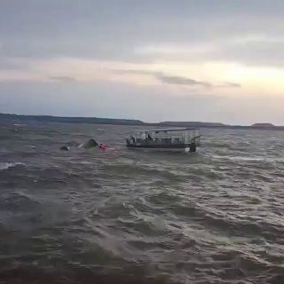 При крушении катера на реке Нармада в Индии погибли люди