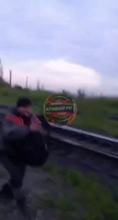Кадры прилета дрона-камикадзе «Герань-2» по подвижному составу противника в Кривом Роге