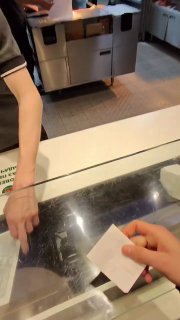 Посетитель «Вкусно и точка» обнаружил недовес бургера и вступил в спор с администрацией