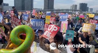 В Токио прошел рекордный митинг против милитаризации и за сохранение мирной конституции Японии
