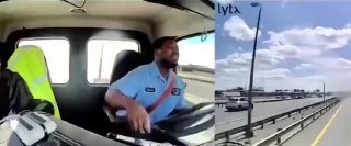 В американском аэропорту самолёт при посадке задел грузовик и снёс фонарный столб