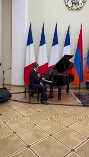Макрон и Пашинян исполнили музыкальный номер