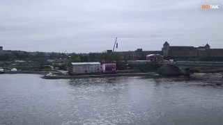 В Ивангороде транслировали парад Победы на экран, направленный в сторону Эстонии