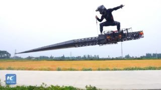 Чувак из Китая собрал огромный меч, на котором можно летать стоя
