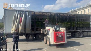На Исаакиевской площади начали устанавливать сад-трансформер