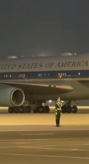 Китайский солдат на фоне пролетающего Air Force One