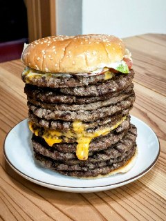 В японском Burger King представили бургер с 13 котлетами