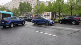 Лазурный автобус в Санкт-Петербурге вылетел на тротуар, в аварии пострадали еще два автомобиля