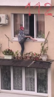 Московская женщина устроила экстрим-шоу на балконе, разбив соседскую веранду