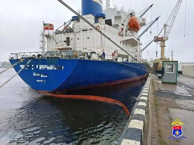 В акватории судостроительного завода в Петербурге произошел разлив нефтепродуктов