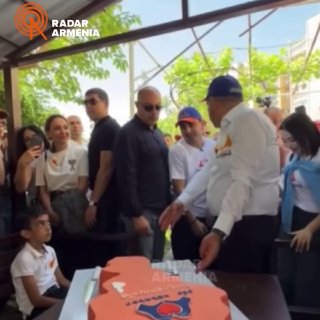 Пашинян отказался разрезать торт в виде карты Армении